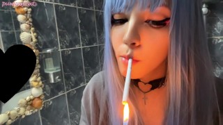 Cabelo Azul Alt Babe fumando em seu banheiro (vídeo completo em meus 0nlyfans /ManyVids)