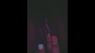 jouer dans ma chatte humide