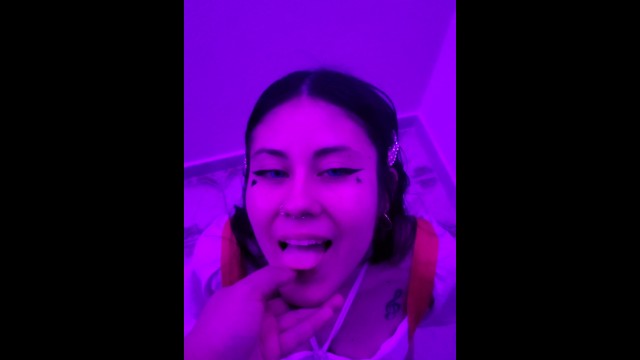 Hermosa colegiala DherlyDoll me hace una deliciosa mamada Deepthroat y sloppy ¡Corrida en su boca!
