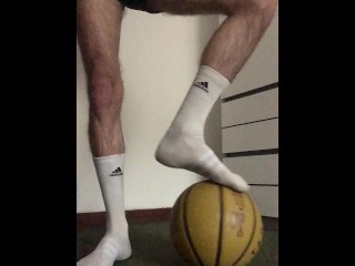 Harige Jonge Sportman in Witte Adidas Sokken Trekt Zich AF in Zijn Kamer Na Het Spelen Van Basketbal