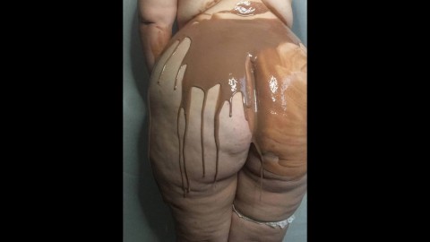 Sessão de fotos sensual de Páscoa com chocolate no corpo nu - Sarah Chili