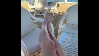 riesin verehrt große Zehen große Beine am Strand im freien