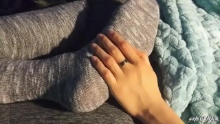 Grey chaussettes OTK touché par les mains féminines