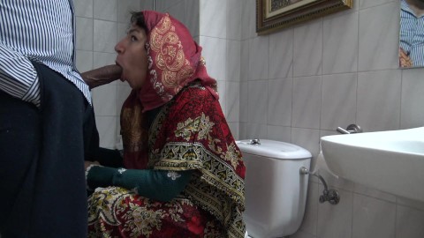 avó curda chupa deixa imigrante africano gozar em sua boca madura