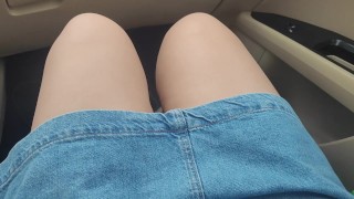 Eu deixo estranho tocar minha buceta no carro sem calcinha sob o vestido