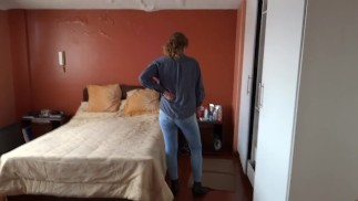 Die schöne Stiefmutter meiner Frau zieht sich an und beginnt, sich selbst zu berühren