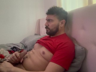 Возбужденный латиноамериканский чувак дрочит свой член Www.onlyfans,com/roddddddd