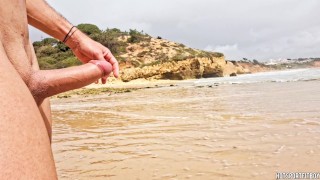 Coureur se masturbe sur une plage publique - énorme éjaculation risquée