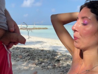 Секс на диком пляже - Смываю сперму с лица золотым дождем на Мальдивах