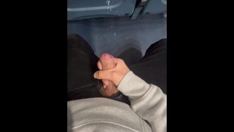 Branlette risquée dans un train public, énorme éjaculation