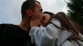 Beijando com linda namorada no parque