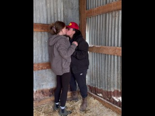 Sexy Lesbianas Agricultoras Kiss y Se Tocan En El Granero