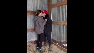 Sexy lesbianas agricultoras Kiss y se tocan en el granero