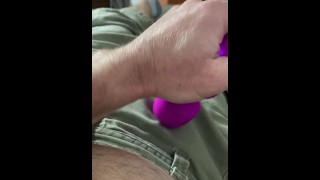 Short de calça e vibrador em um orgasmo arruinado
