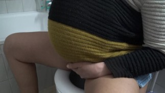 horny stepson wanted to see how I piss from my pregnant pussy