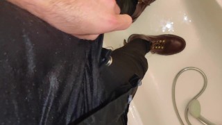 Tomando um banho totalmente vestido e se masturbando