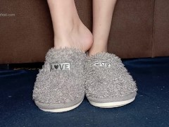 Fuzzy slippers trample - Screenshot 1 of 16 - Feet