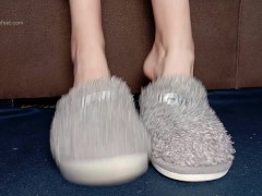 Fuzzy slippers trample - Screenshot 3 of 16 - Loveherfeet
