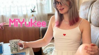 Petite amie perdue à un jeu de société et a payé avec sa chatte juteuse et sa pipe baveuse MiYukee