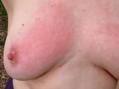 Oben ohne wandern und Titten rot schlagen