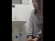 Preview 1 of Espiando a mi hermanastra mientras está en el baño orina Real Amateur