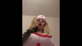 Nouvelle infirmière aux gros seins naturels saute par dessus