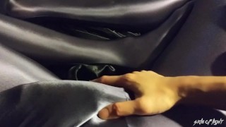 Jouer avec une énorme bite dans un pantalon zentai brillant