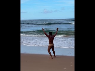 Homem Se Exibindo Na Praia Pelado e Se Masturba Em Casa Até Gozar