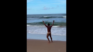 Homem se exibindo na praia pelado e se masturba em casa até gozar