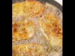 WHILE BIG BOOTY EBONY COOKS HIM LUNCH GORILLA PUNCHER PREPS LICKS AND KISS HUGE THICK BUNS!!!!!!!