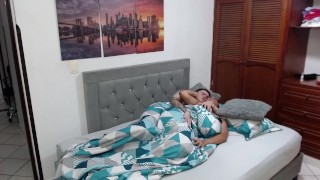 Entrei no quarto do meu amigo com minha lingerie sexy, acordei ele e pedi para ele me foder