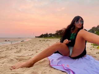 Garota De Beleza Sexy. Perseguindo o Pôr do Sol, o Clima Da Praia e Pura Alegria!