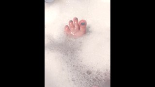 Regardez mes jolis orteils bleus dans le bain moussant (ESSAYEZ DE NE PAS BAVER)