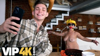 SHAME4K. Typ macht Selfies mit nackter reifer Frau und verführt sie beim Sex