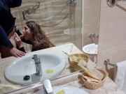 Preview 3 of pareja se graba en baño de un hotel