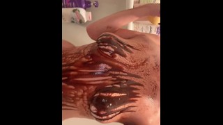 Chocolate sauce au sirop arrosée Exposed Exposed tout le corps nu