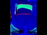 Sissy travesti twerks et joue avec des jouets anaux en neon Blacklight tout en regardant du porno