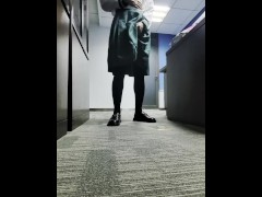 在没人的房间里穿着喜爱的jk制服自慰，很快就射精了~！ - Screenshot 4 of 16 - Asian Crossdresser