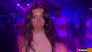 Hat Ein Sexy Mädchen In Allen Spalten Der Toilette Eines Nachtclubs Gefickt