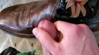 Cowboy éjacule sur ses bottes en jean noir Wrangler
