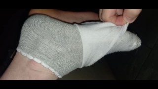 Twee paar sokken verwijderen na het sporten met dubbele cumshot