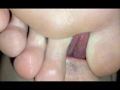 Sucking toes and fingers and cumming on her soles