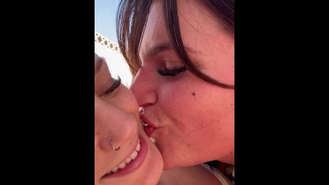 Lésbicas molhadas beijando casal de verdade