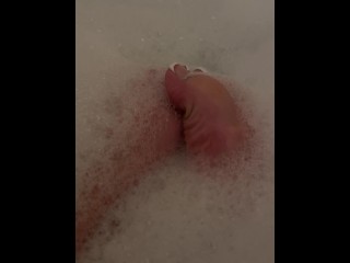 かわいい足と足フェチを持つ混合ひよこは、bubbles風呂でフランスの先端つま先の白い先端のつま先を示しています