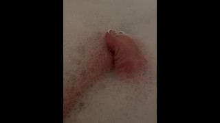 かわいい足と足フェチを持つ混合ひよこは、Bubbles風呂でフランスの先端つま先の白い先端のつま先を示しています