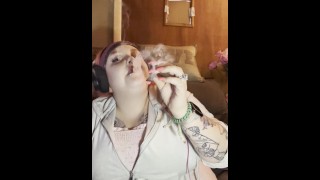 MILF gamer meisje smokin & geniet van zichzelf (deel 2)