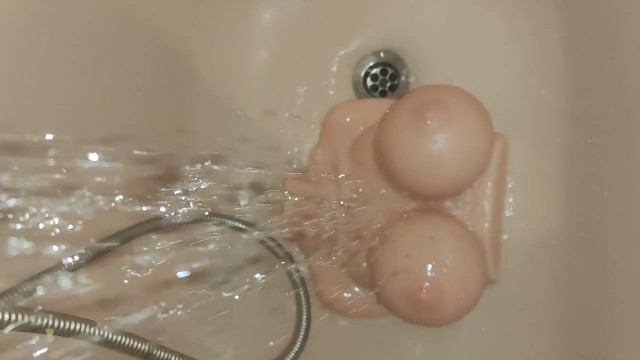 мытье моей новой секс-игрушки (прыгающие сиськи F чашка) тизер короткое видео (ASMR)