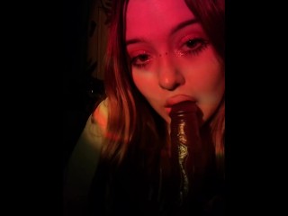 Симпатичная девушка сосет большой игрушечный член