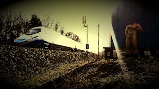 Рискованно, спонтанно, мигающий кран и курок для поезда.