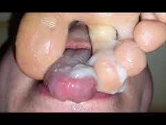 Eating huge load of cum from between her dirty toes
